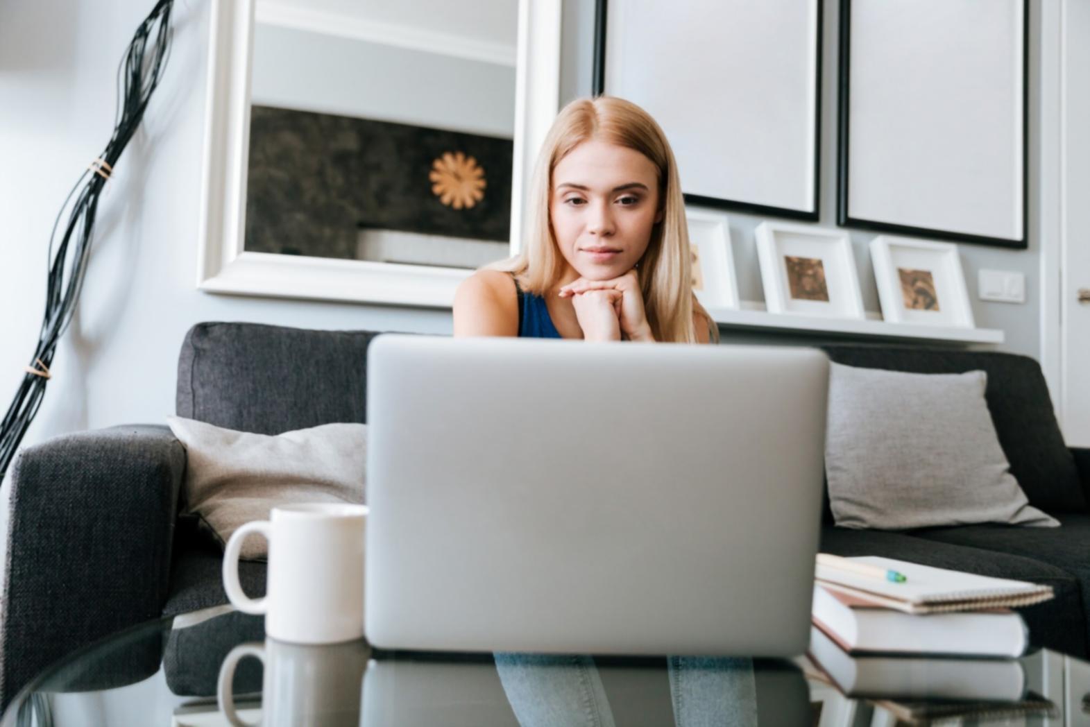 Team aziendale durante una sessione formativa interattiva