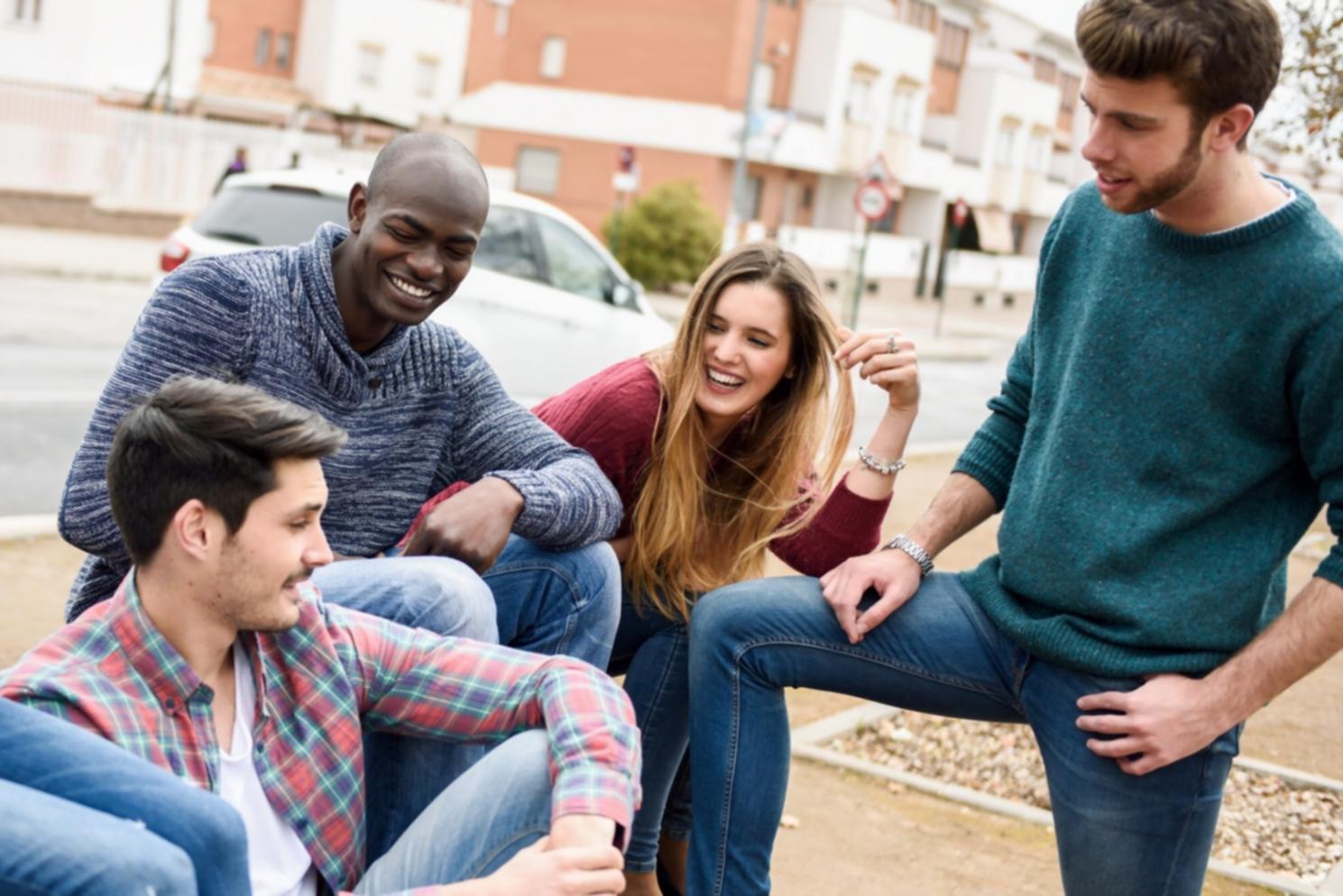 Ambiente aziendale moderno con spazi collaborativi